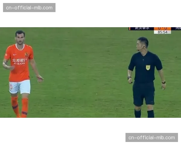 争议时刻：萨索洛球员禁区内倒地，裁判未判点球引争议